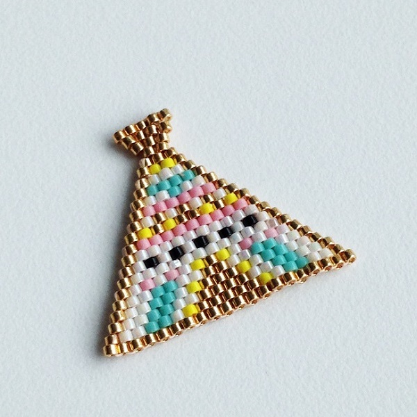 Broche de Cuentas Miyuki con diseño tipi de Rose Moustache Broche de Cuentas Miyuki con diseño tipi de Rose Moustache