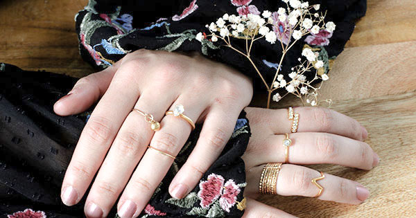 Apilado de anillos de cabujón de oro PureCrystal Apilado de anillos de cabujón de oro PureCrystal