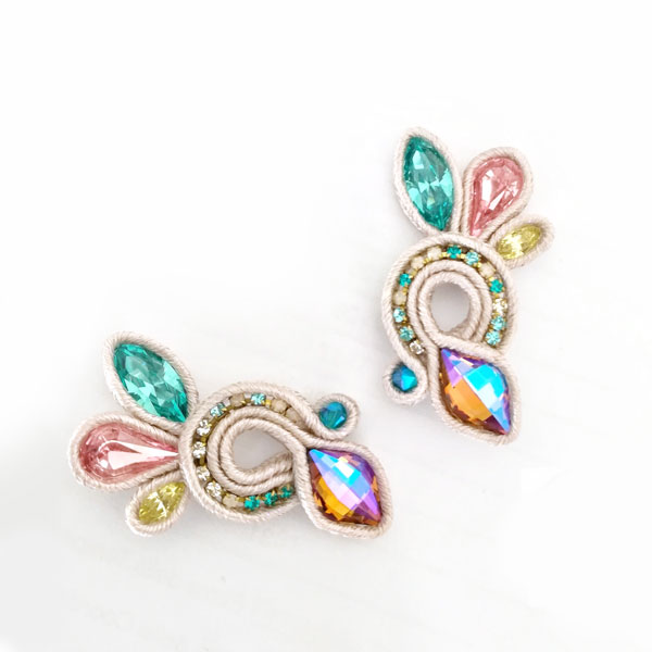 Pendientes Bright Wings de soutache luz de luna y cristales PureCrystal Pendientes Bright Wings de soutache luz de luna y cristales PureCrystal