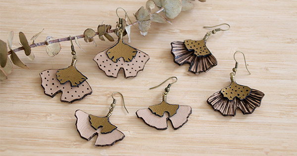 Pendientes de hojas de ginkgo en piel pirograbada. Pendientes de hojas de ginkgo en piel pirograbada.