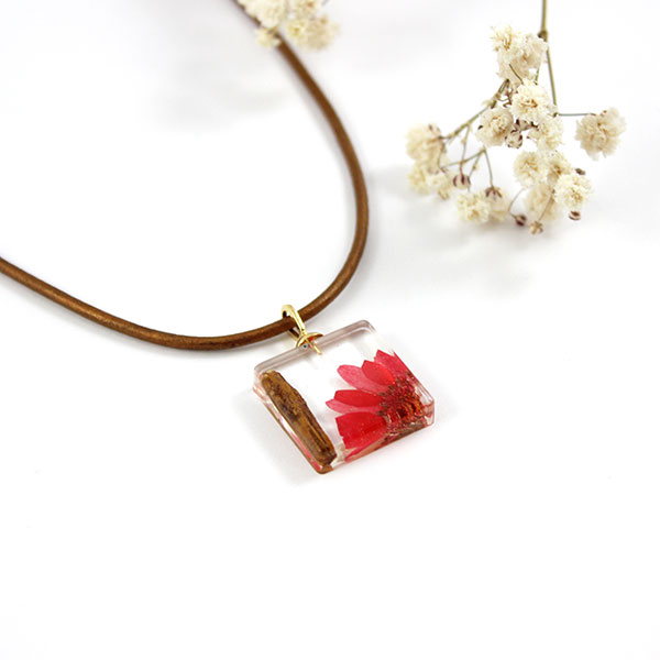 Colgante de resina con flor e inclusiones de madera Colgante de resina con flor e inclusiones de madera