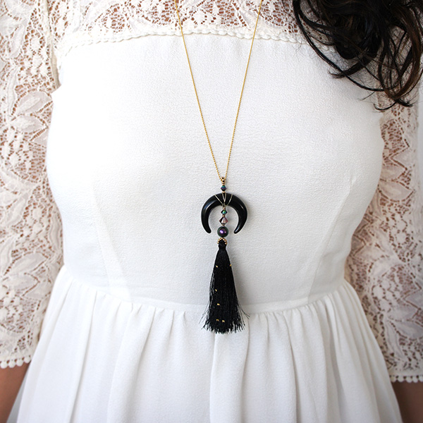 Collar cuerno media luna negro Perla irisada violeta Collar cuerno media luna negro Perla irisada violeta