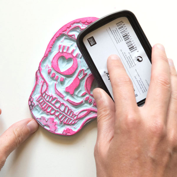 Manualidad: postal con calavera mexicana, con un sello de goma tallado por uno mismo Manualidad: postal con calavera mexicana, con un sello de goma tallado por uno mismo