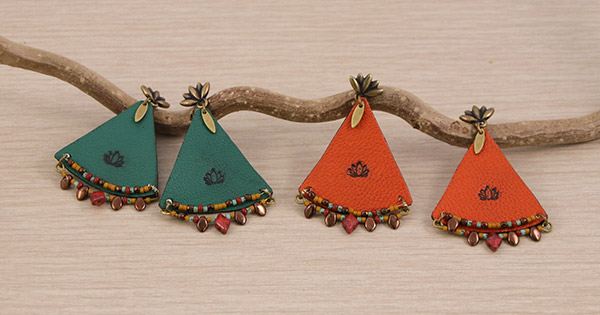 Pendientes de cuero y cuentas de cristal Pendientes de cuero y cuentas de cristal