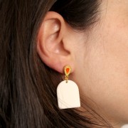 Colgante con forma de arco de 25 x 20 mm de acetato mate - Color crudo x1