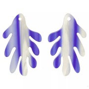 Colgante coral 30x18 mm en acetato - Rayado - Azul oscuro - Blanco nacarado x1