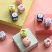 Cuenta cubo acrílico 14 mm - Motivo flor - Rosa claro - Blanco x1