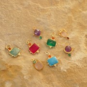 Dije cuadrado de cuarzo rosa de 8 mm con cabujón de ónix verde de 3 mm - Dorado con oro fino