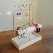 Joyero - Expositor de joyas de 27,5x21 cm en metal Dorado y ante beige x1