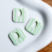 Colgante de acetato cuadrado 21 mm - Rayas verde claro - Crudo x1