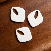 Colgante de acetato opaco en forma de diamante de 28x25 mm - Marfil x1