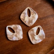 Colgante de acetato hueco en forma de diamante 28x25 mm - Brillo jaspeado melocotón claro x1