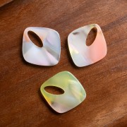 Colgante diamante hueco 28x25 mm acetato - Coral jaspeado - Amarillo - Azul Perla x1