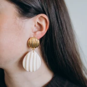 Colgante concha 44x37 mm en resina - Crudo x1