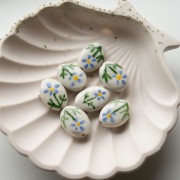 Cuenta cerámica oval 19x14,5 mm - motivo flor - Blanco - Azul - Verde x1