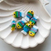 Cuenta de pez de vidrio 20,5x12 mm - Rayado - Amarillo - Verde - Marrón x1