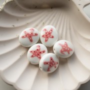 Cuenta cerámica ovalada 21x18 mm - Motivo estrella de mar - Blanco - Rosa x1