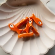 Colgante pez cerámica 25x10 mm - Naranja x1