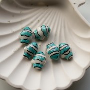 Cuenta pez payaso de cerámica 13x17,5 mm - Turquesa - Blanco x1