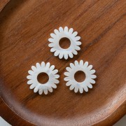 Colgante de flor de margarita de 20 mm de acetato - Efecto marmolado marfil x1