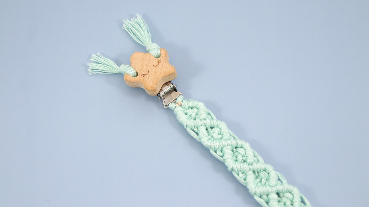 Tuto personalizado clip de chupete en macrame con cuentas de madera Tuto personalizado clip de chupete en macrame con cuentas de madera