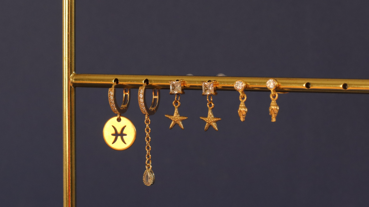 Pendientes minimalistas en circonitas de colores y nácar. Pendientes minimalistas en circonitas de colores y nácar.