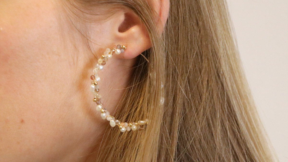 Esquema DIY Creoles en un efecto de grupo lleno de oro con perlas y piedras preciosas de agua dulce Esquema DIY Creoles en un efecto de grupo lleno de oro con perlas y piedras preciosas de agua dulce