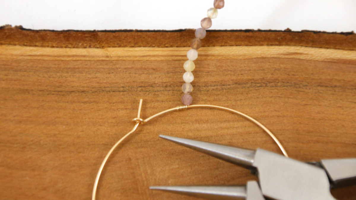 DIY Creoles en un efecto de grupo lleno de oro con perlas y piedras preciosas de agua dulce : Paso 1 DIY Creoles en un efecto de grupo lleno de oro con perlas y piedras preciosas de agua dulce : Paso 1