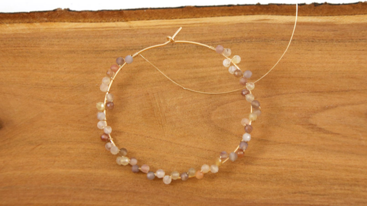 DIY Creoles en un efecto de grupo lleno de oro con perlas y piedras preciosas de agua dulce : Paso 3 DIY Creoles en un efecto de grupo lleno de oro con perlas y piedras preciosas de agua dulce : Paso 3