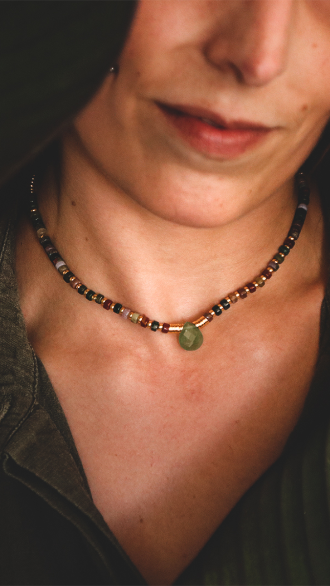 Esquema Collar de moda con gemas de ágata tintada, cuentas de Miyuki y aventurina facetada briolette Esquema Collar de moda con gemas de ágata tintada, cuentas de Miyuki y aventurina facetada briolette