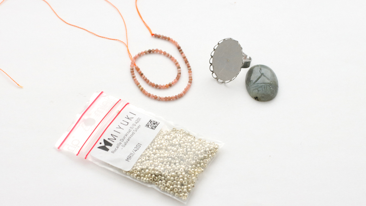 DIY Anillo de Labradorita y Miyuki con gemas de escarabajo : Paso 1 DIY Anillo de Labradorita y Miyuki con gemas de escarabajo : Paso 1