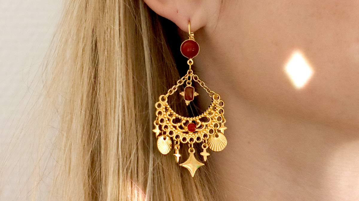 Pendientes en forma de cruz chapados en oro con gema de cornalina Pendientes en forma de cruz chapados en oro con gema de cornalina