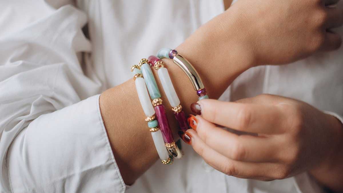 Pulseras elásticas con cuentas verdes y moradas Pulseras elásticas con cuentas verdes y moradas