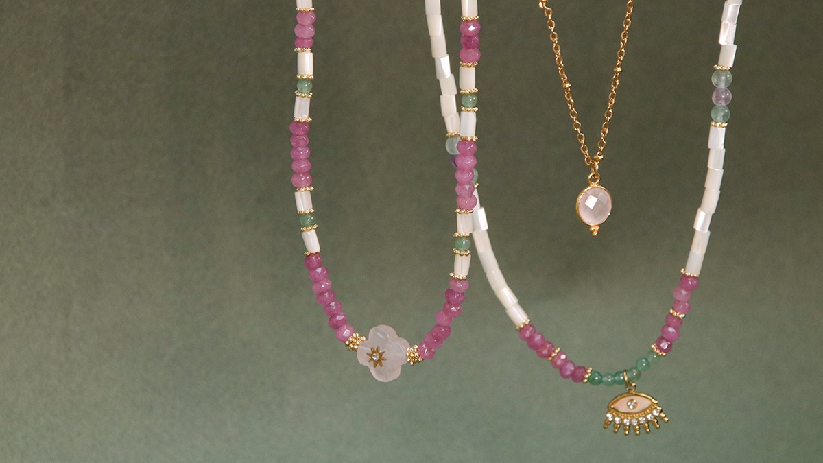 Esquema DIY tres collares de piedras naturales en tonos pastel y delicados colgantes Esquema DIY tres collares de piedras naturales en tonos pastel y delicados colgantes