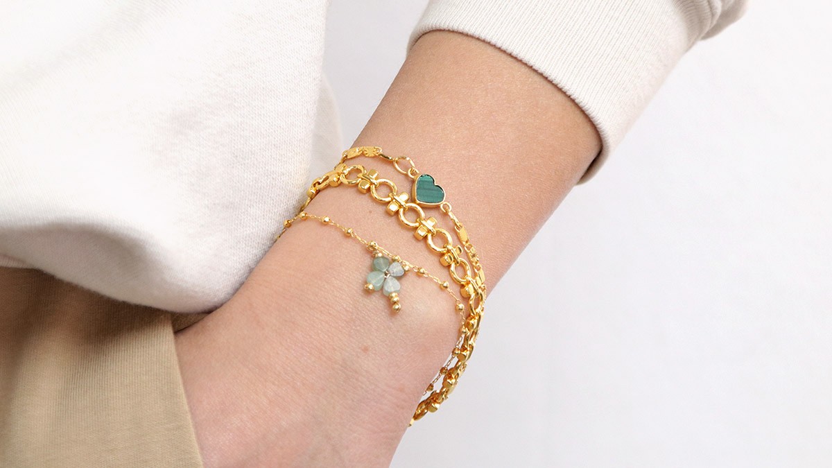 Bracelets chaînes dorées et breloque trèfle Bracelets chaînes dorées et breloque trèfle