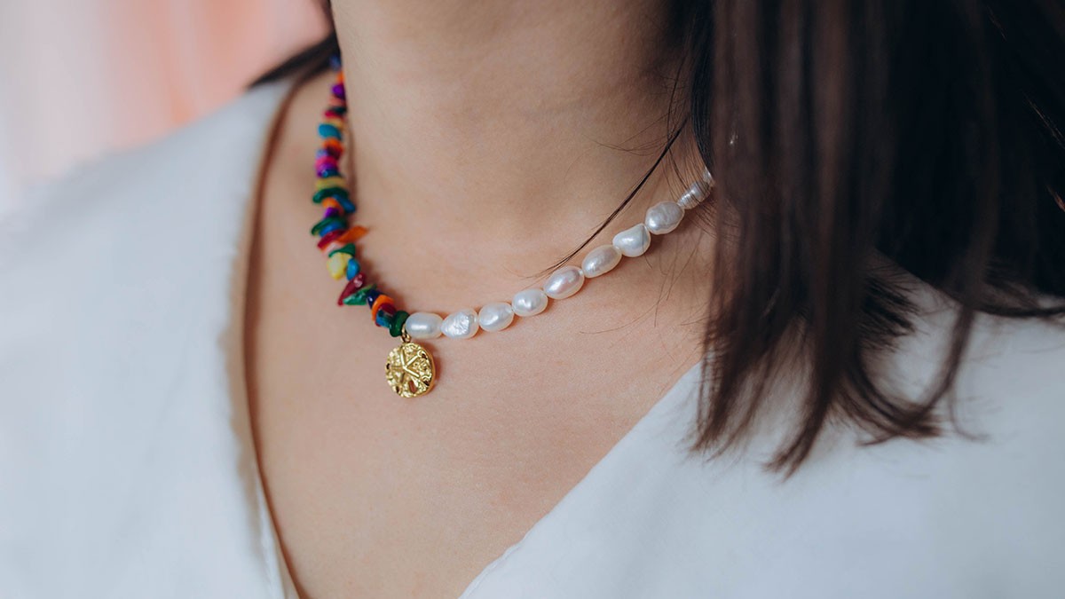 Collar con perlas de agua dulce y cuentas de concha chip Collar con perlas de agua dulce y cuentas de concha chip