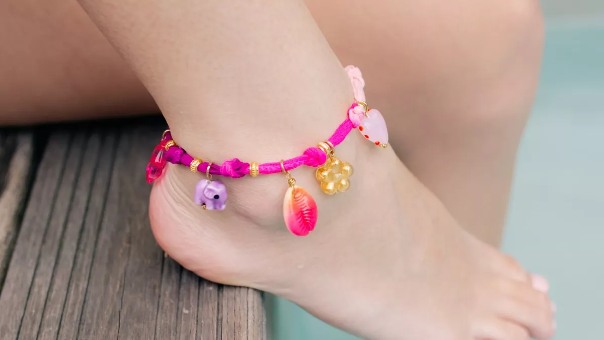 Tobillera con charms y cinta de seda Tobillera con charms y cinta de seda