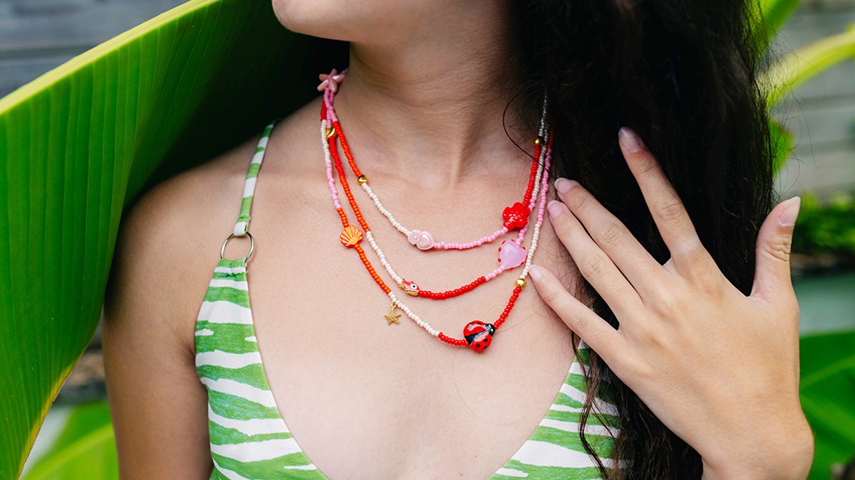 Collares de varias filas de color rosa, rojo y naranja con colgantes Collares de varias filas de color rosa, rojo y naranja con colgantes
