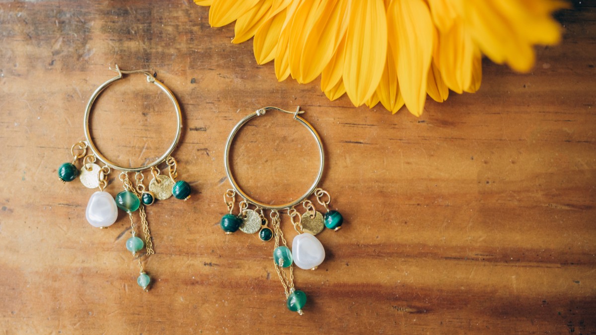 Pendientes de aro con múltiples dijes y piedras naturales Pendientes de aro con múltiples dijes y piedras naturales