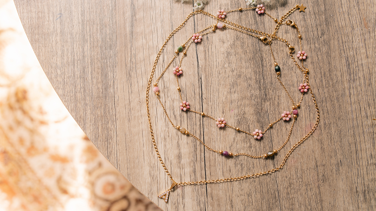 Collares con piedras naturales y colgantes de letras Collares con piedras naturales y colgantes de letras