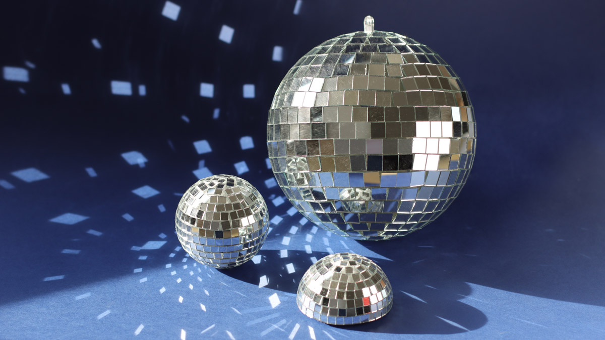 DIY Bolas facetadas con espejos autoadhesivos DIY Bolas facetadas con espejos autoadhesivos