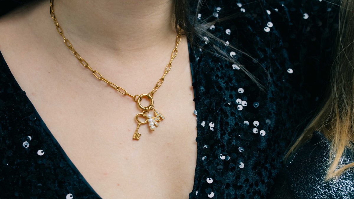 Collar mosquetón con colgantes Collar mosquetón con colgantes