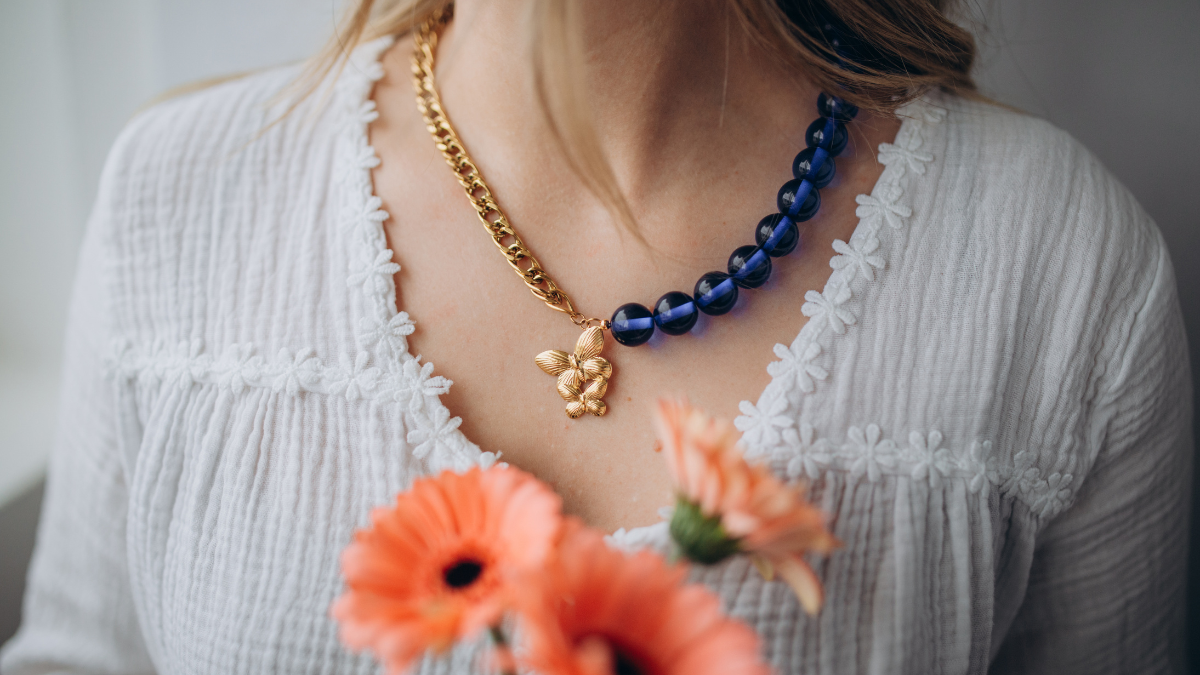 Collar con perlas grandes y colgante de mariposa Collar con perlas grandes y colgante de mariposa