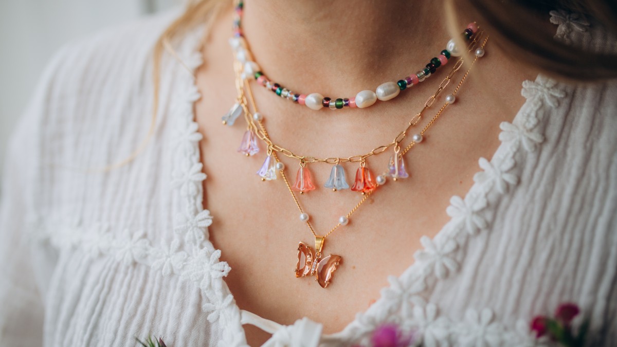 Collares rosa y verde con colgante de mariposa y cuentas de flores Collares rosa y verde con colgante de mariposa y cuentas de flores