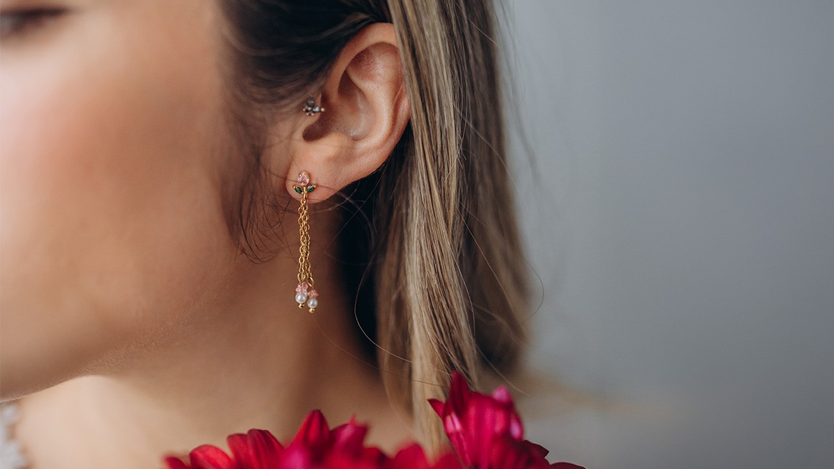 Boucles d'oreilles fleurs pendantes et perles nacrées Boucles d'oreilles fleurs pendantes et perles nacrées