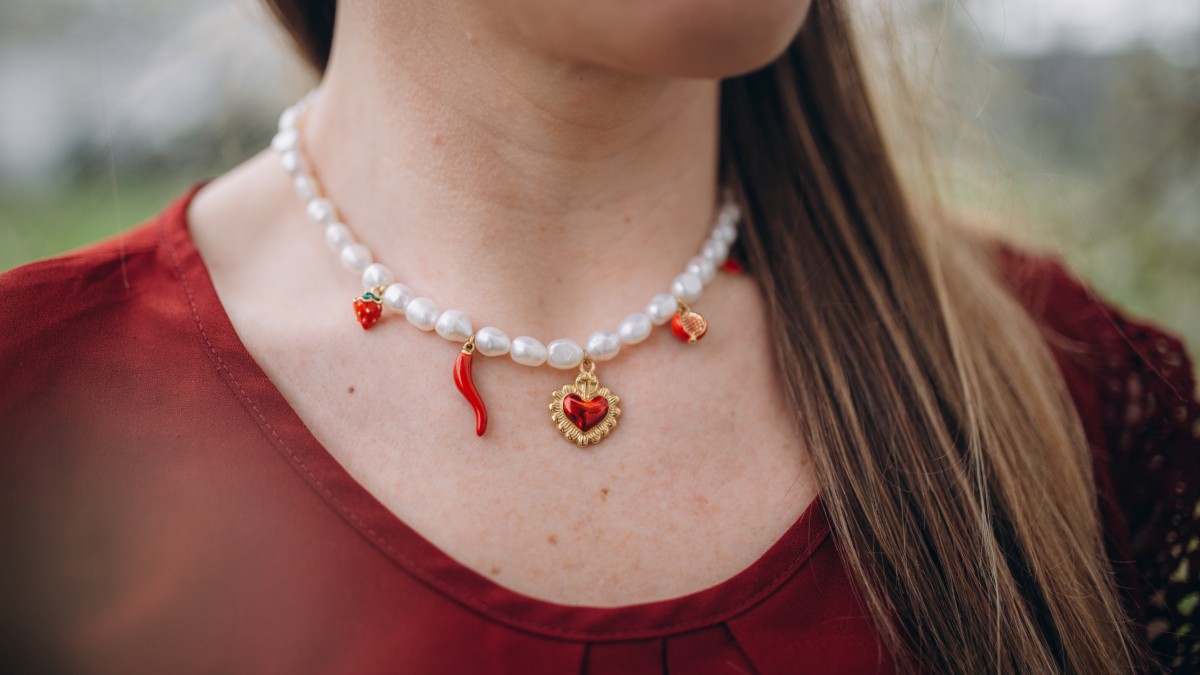 Collar de perlas de agua dulce con dijes rojos Collar de perlas de agua dulce con dijes rojos