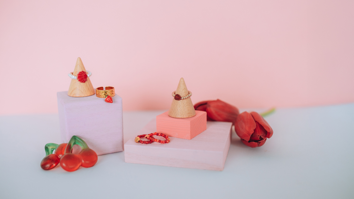 Anillos apilables DIY con cuentas de rocalla Miyuki y perlas de agua dulce rojas y doradas Anillos apilables DIY con cuentas de rocalla Miyuki y perlas de agua dulce rojas y doradas