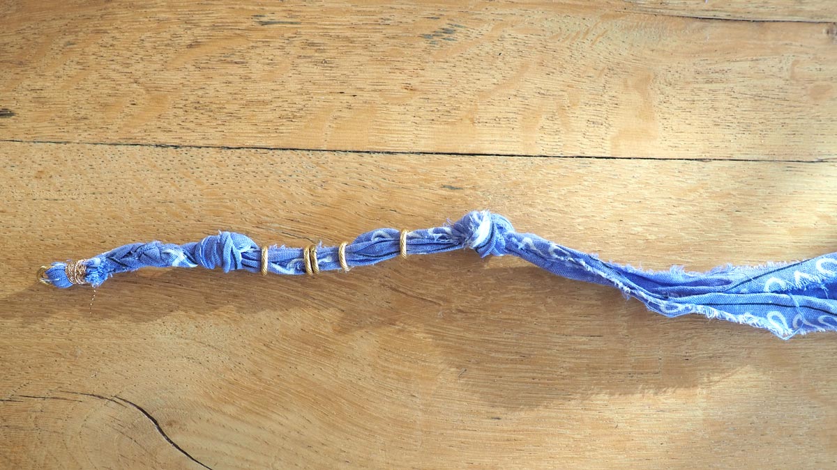 Tutorial de pulsera bandana con dijes : Paso 4 Tutorial de pulsera bandana con dijes : Paso 4