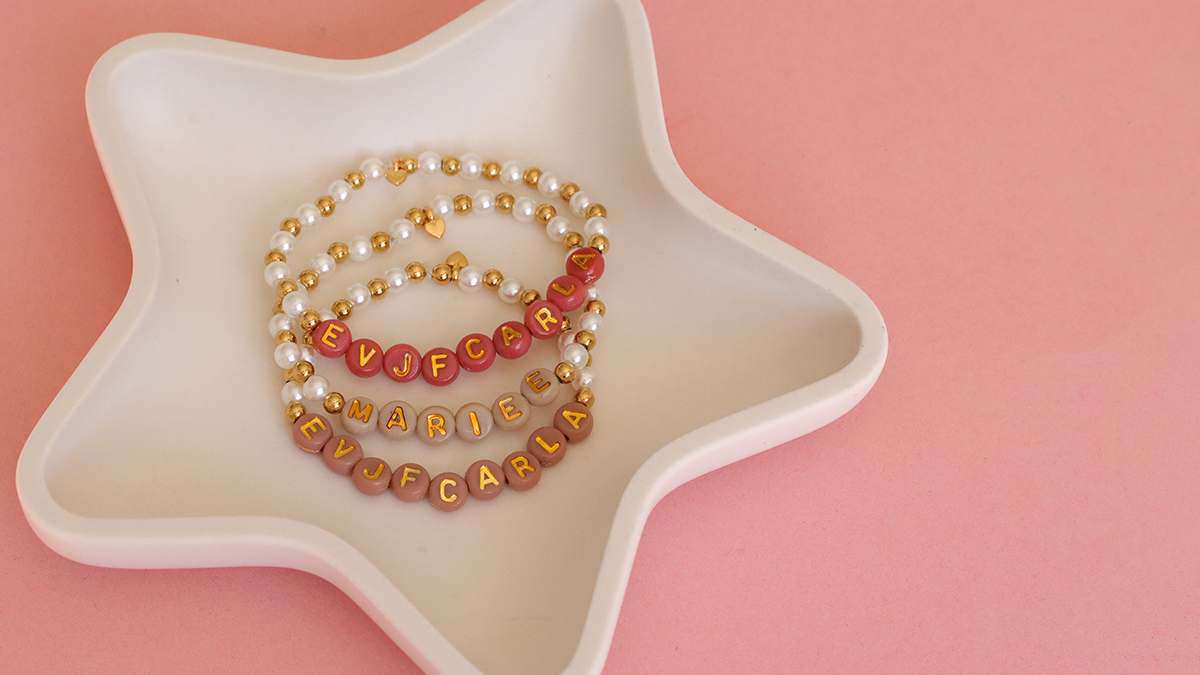 Pulseras de novia con cuentas nacaradas y cuentas de letras Pulseras de novia con cuentas nacaradas y cuentas de letras