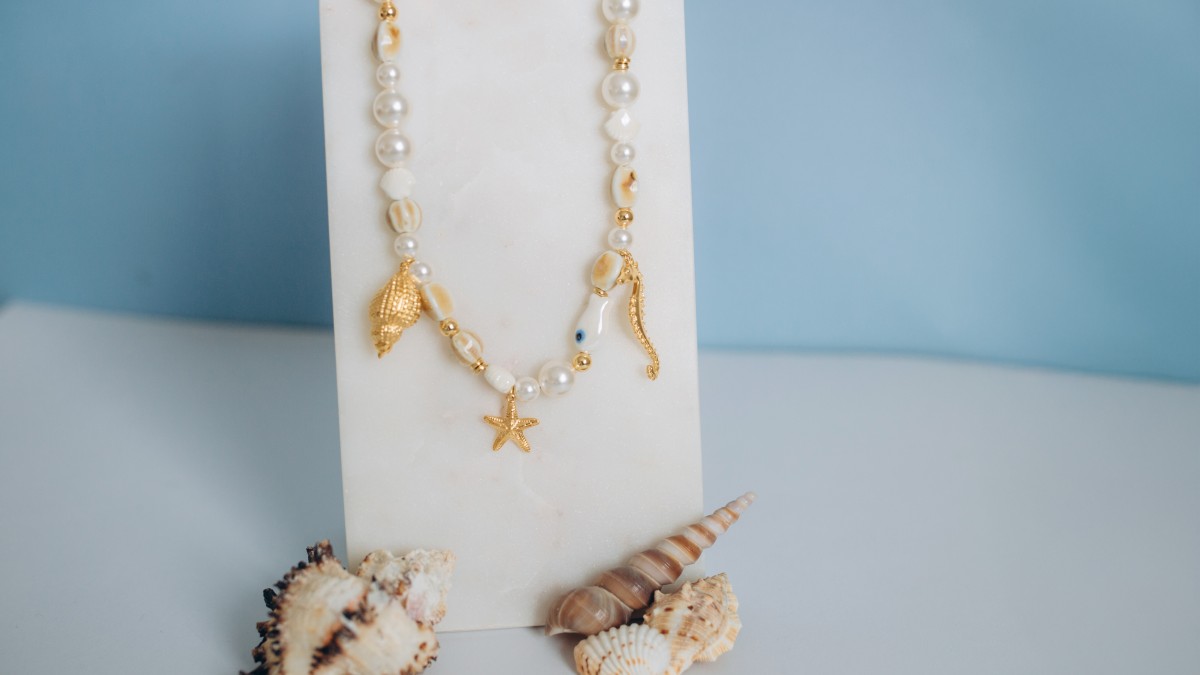 Collar de cuentas de cerámica, cuentas de nácar y dijes marinos Collar de cuentas de cerámica, cuentas de nácar y dijes marinos